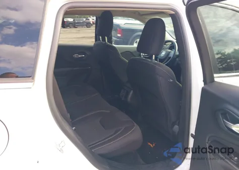 2015 Jeep Cherokee Latitude z USA, uszkodzony, nr VIN 1C4PJMCS9FW571427